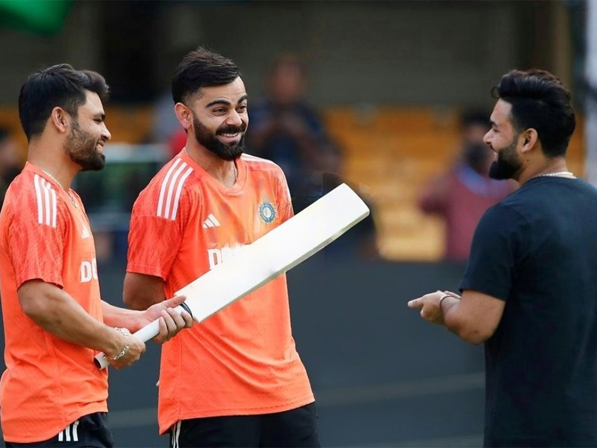 Rishabh_20Pant_20meets_20India_20teammates_20in_20Bengaluru-6.jpg 6