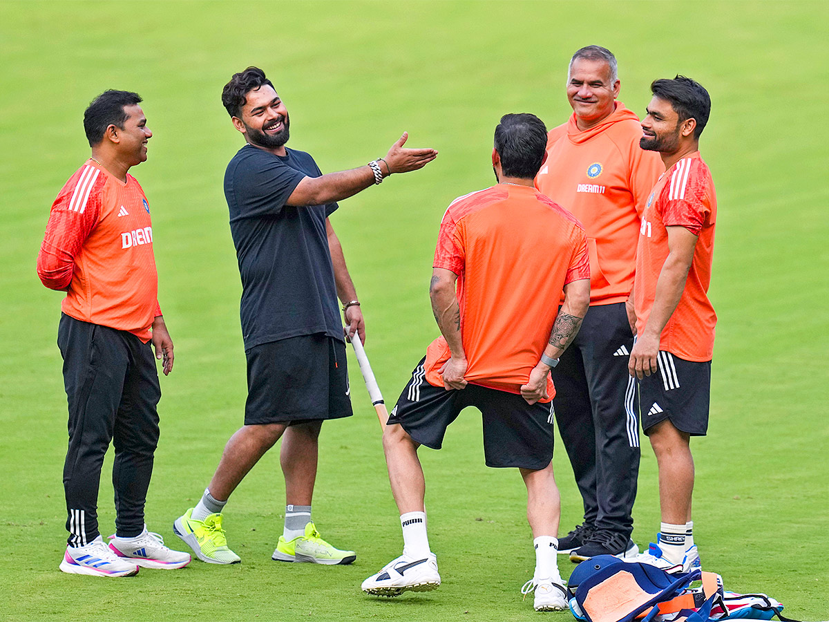 Rishabh_20Pant_20meets_20India_20teammates_20in_20Bengaluru-8.jpg 8