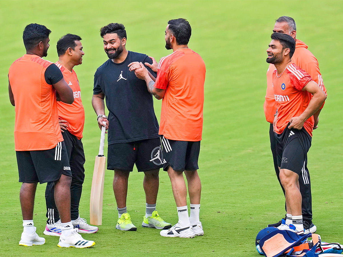 Rishabh_20Pant_20meets_20India_20teammates_20in_20Bengaluru-9.jpg 9