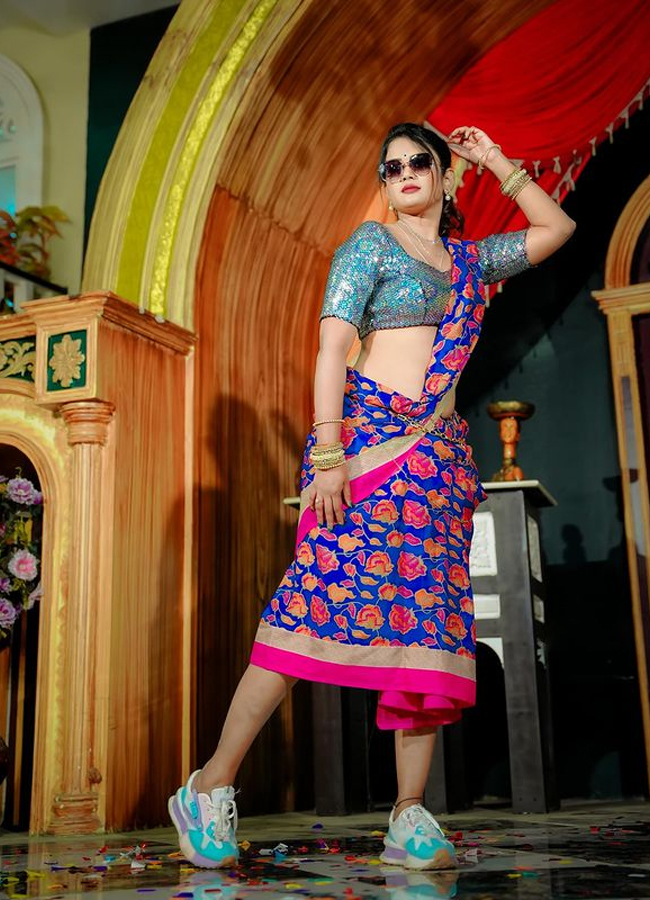 ariyana-glory-poses-2.jpg 10