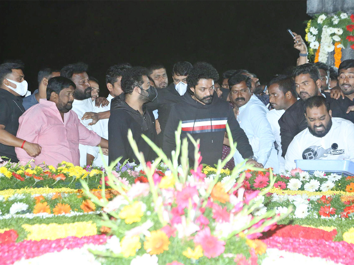 Balakrishna_20Furious_20Over_20NTR_20Flexi_20At_20NTR_20Ghat-7.jpg 8