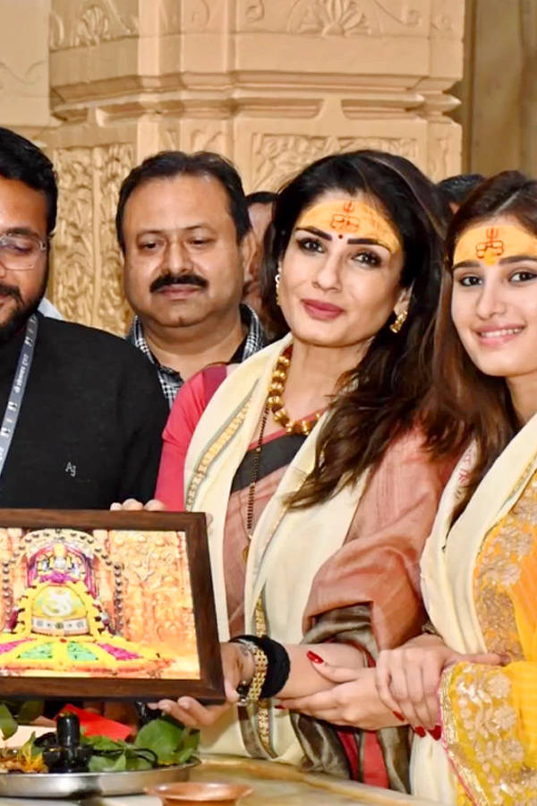 Raveena_20Tandon_20Visits_20Somnath_20Jyotirling_20Temple_20With_20Daughter_20Rasha_20Photos_10.jpg 7