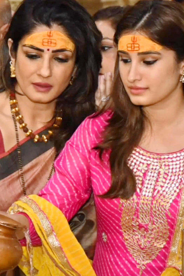 Raveena_20Tandon_20Visits_20Somnath_20Jyotirling_20Temple_20With_20Daughter_20Rasha_20Photos_9.jpg 6