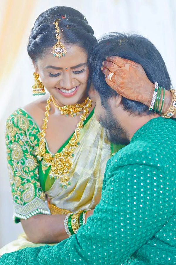 Actress_20keerthi_20bhat_20and_20husband_20Vijay_20Karthik_20Photos_11.jpg 11