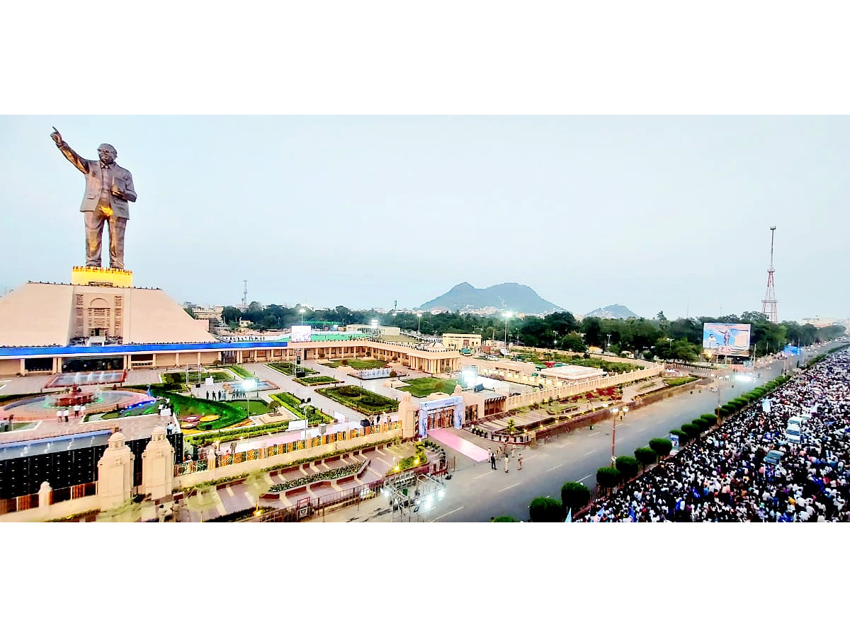 Dr_20BR_20Ambedkar_20Statue_20Vijayawada_20Night_20View_20Photos_7.jpg 21