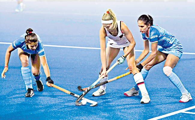 IND-WOM-HOCK333.jpg