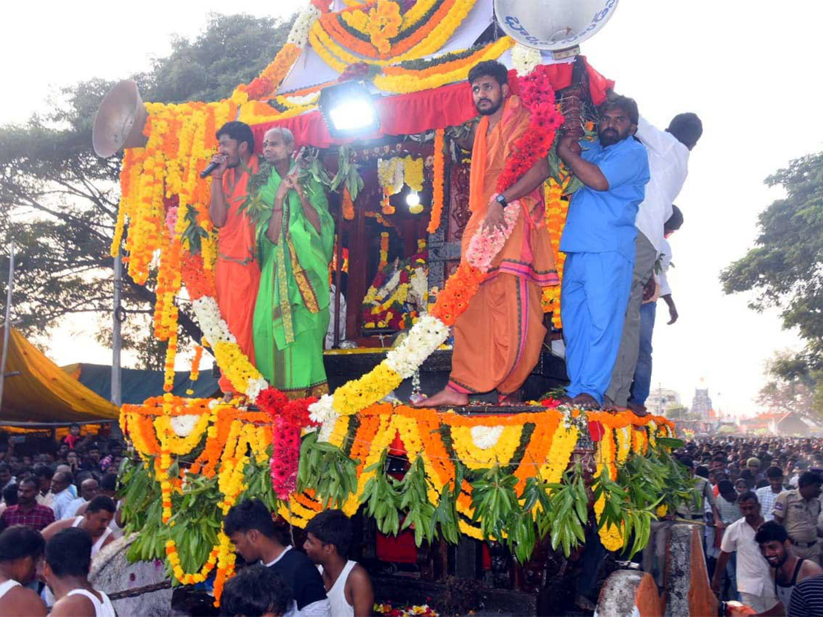 Lakshmi_20Narasimha_20Swamy_20Rathotsavam_20in_20mahabubnagar-2.jpg 2