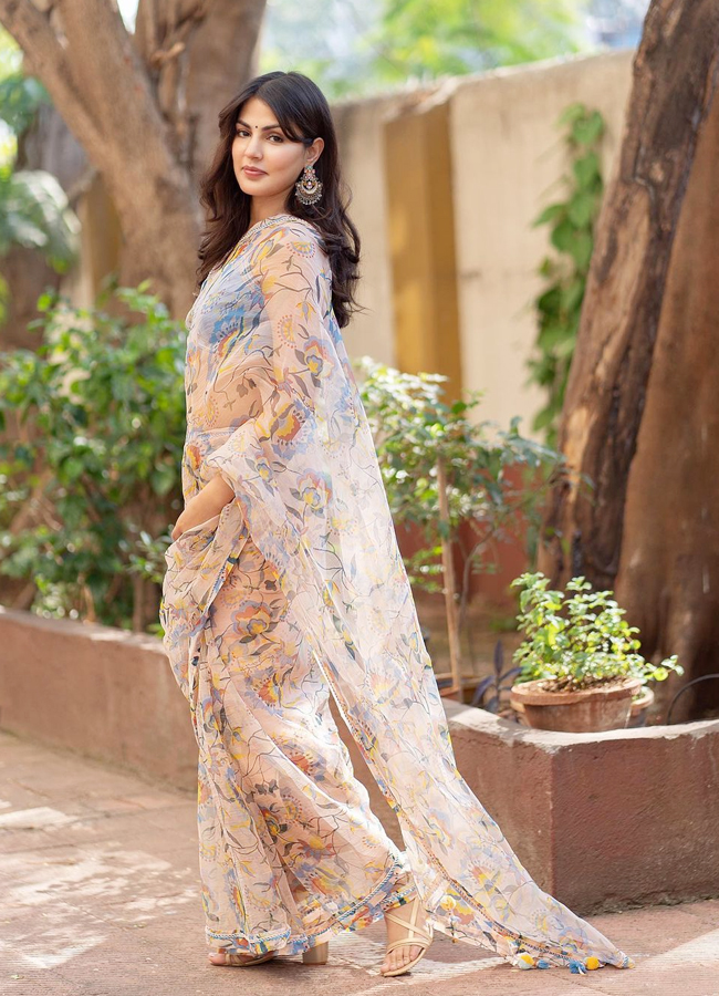 Rhea-Chakraborty-10.jpg 11