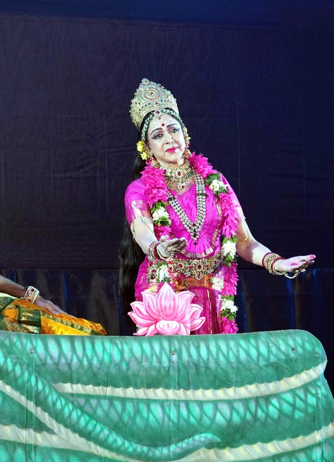 Hema-Malini-Ayodya-Performance-3.jpg 3