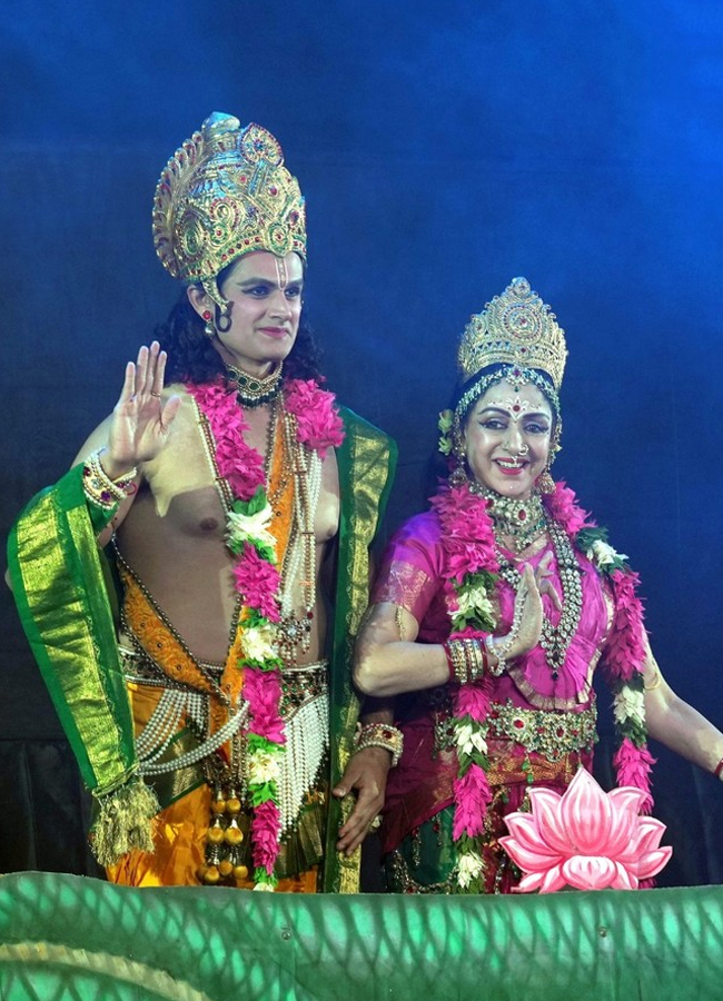 Hema-Malini-Ayodya-Performance-4.jpg 9