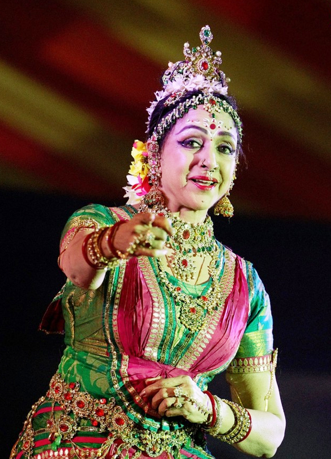 Hema-Malini-Ayodya-Performance-5.jpg 10