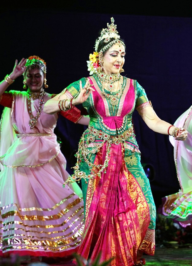 Hema-Malini-Ayodya-Performance-6.jpg 4