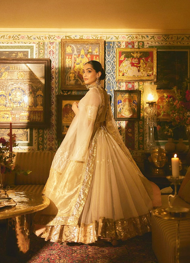 Sonam-Kapoor-.jpg 2
