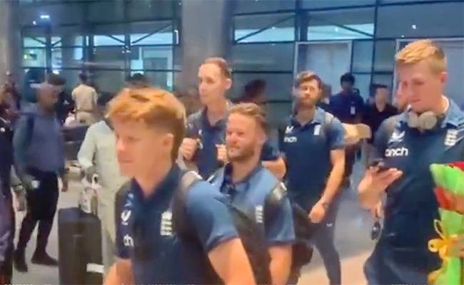England-team-arrive-in-Hyderabad.jpg