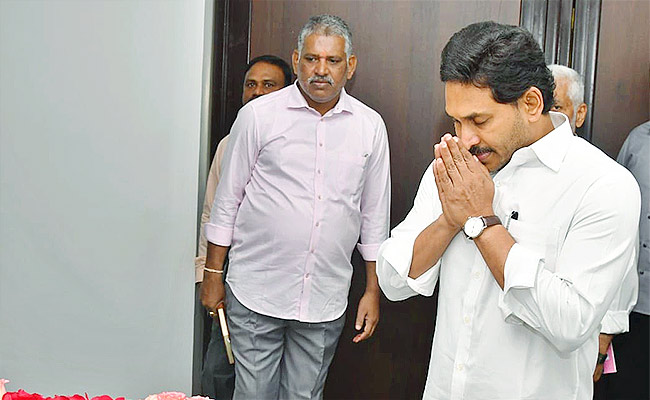 Cm-Jagan-Pays-Tribute.jpg