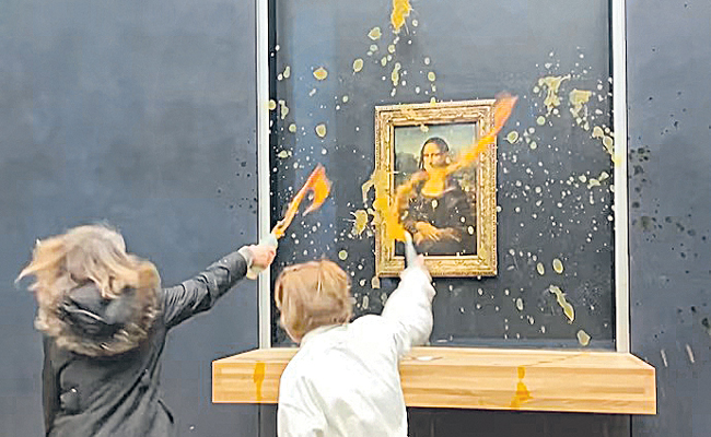 SOUP-BEING-THROWN-AT-MONALI.jpg