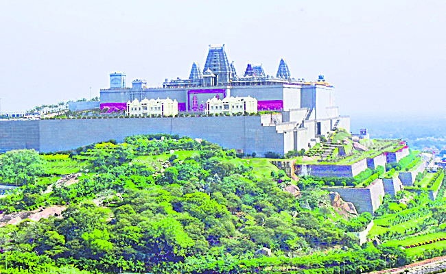 YADAGIRIGUTTA.jpg