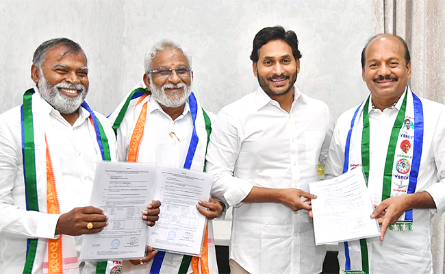 CM-Jagan-Gives-B-Forms.jpg