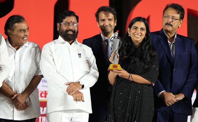 ambani-daughter-got-award.jpg