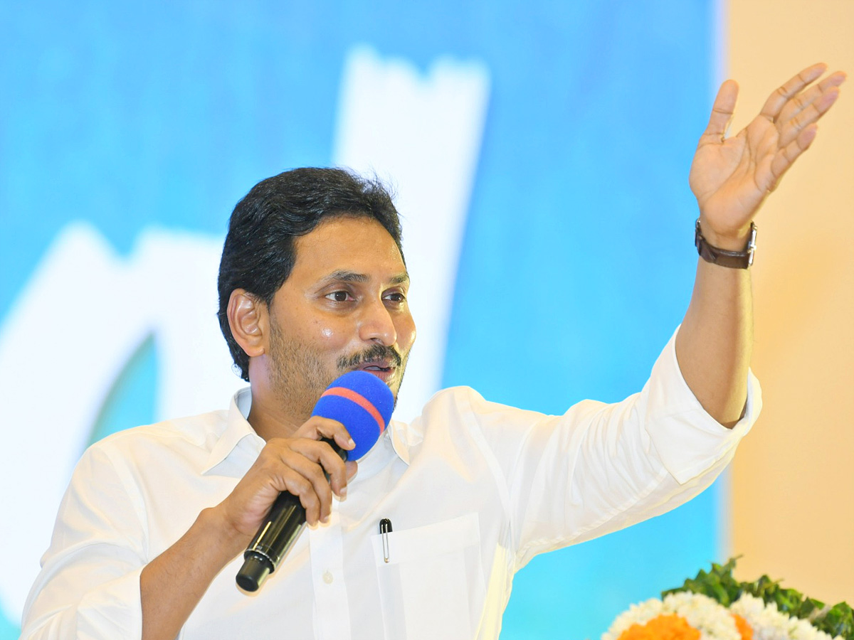CM_20Jagan_20Holds_20Key_20Meeting_20With_20YSRCP_20Leaders_20in_20Mangalagiri_20Photos_1.jpg 2