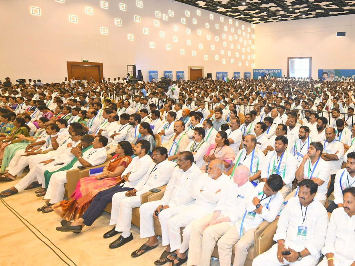 CM_20Jagan_20Holds_20Key_20Meeting_20With_20YSRCP_20Leaders_20in_20Mangalagiri_20Photos_10.jpg 10