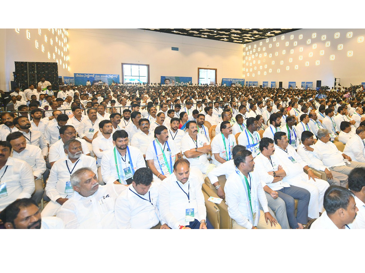 CM_20Jagan_20Holds_20Key_20Meeting_20With_20YSRCP_20Leaders_20in_20Mangalagiri_20Photos_11.jpg 11
