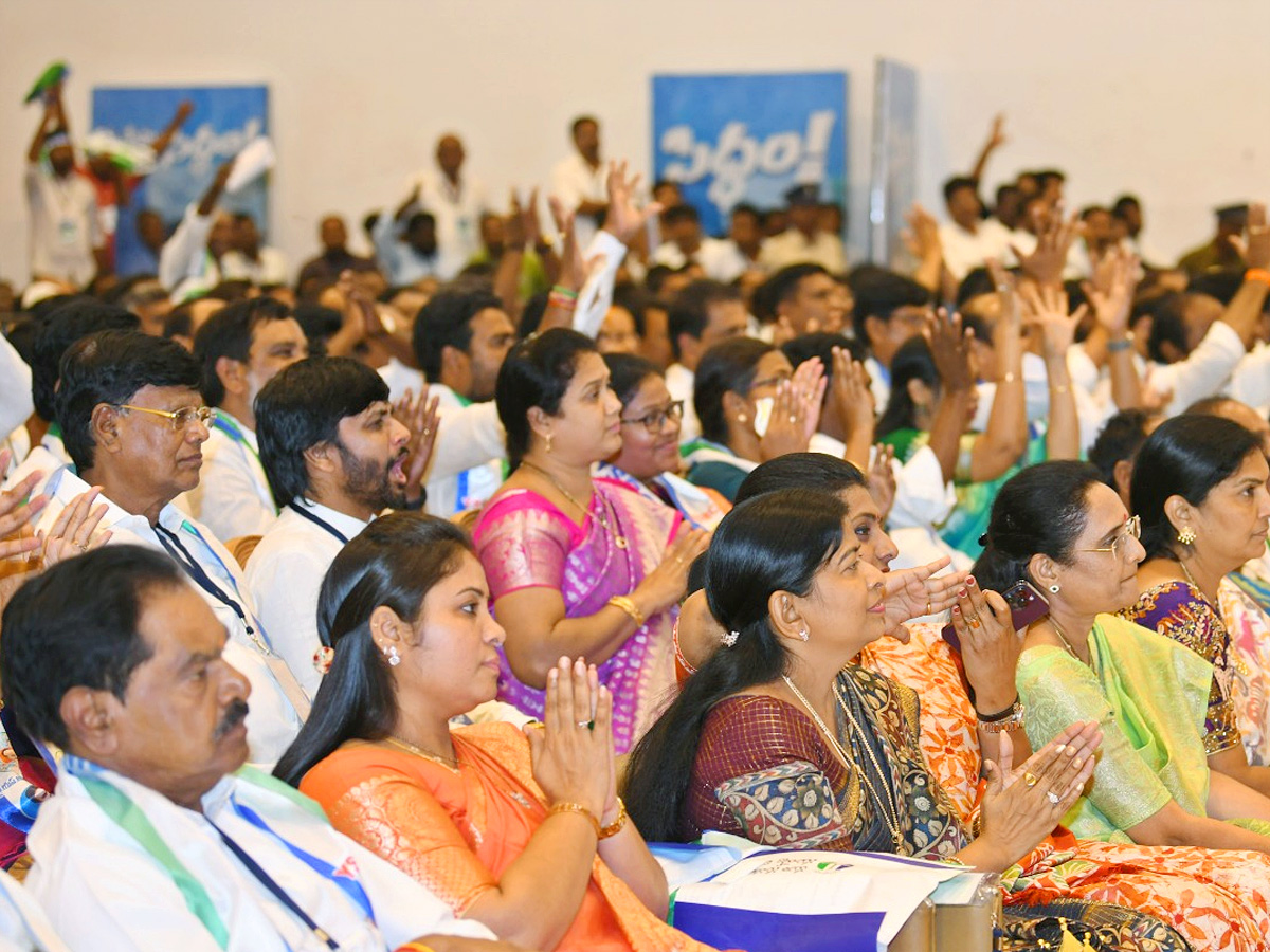 CM_20Jagan_20Holds_20Key_20Meeting_20With_20YSRCP_20Leaders_20in_20Mangalagiri_20Photos_12.jpg 12
