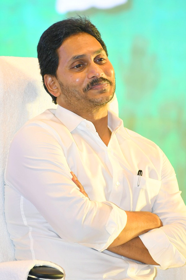 CM_20Jagan_20Holds_20Key_20Meeting_20With_20YSRCP_20Leaders_20in_20Mangalagiri_20Photos_13.jpg 13