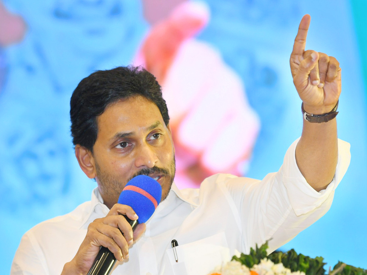 CM_20Jagan_20Holds_20Key_20Meeting_20With_20YSRCP_20Leaders_20in_20Mangalagiri_20Photos_15.jpg 15