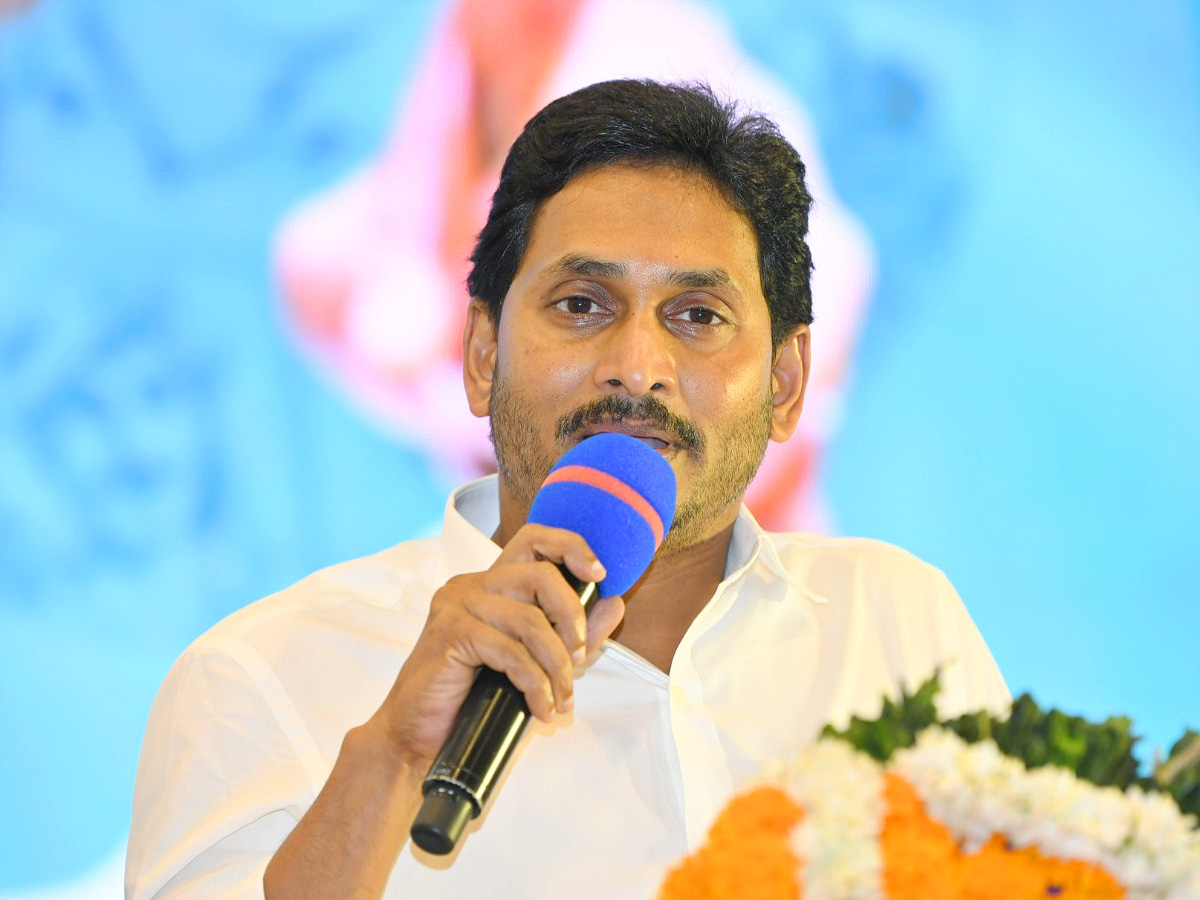 CM_20Jagan_20Holds_20Key_20Meeting_20With_20YSRCP_20Leaders_20in_20Mangalagiri_20Photos_16.jpg 16
