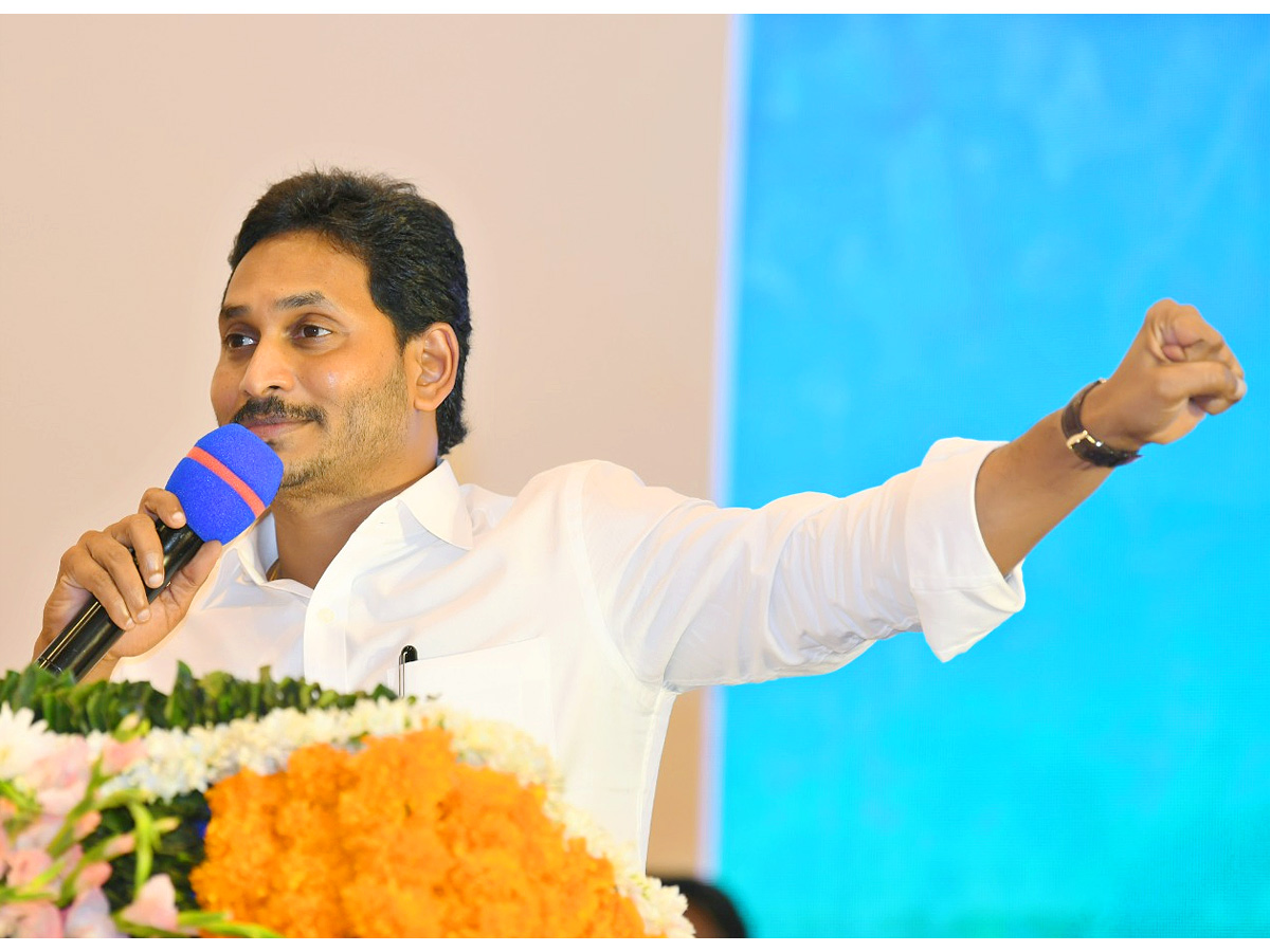 CM_20Jagan_20Holds_20Key_20Meeting_20With_20YSRCP_20Leaders_20in_20Mangalagiri_20Photos_17.jpg 17