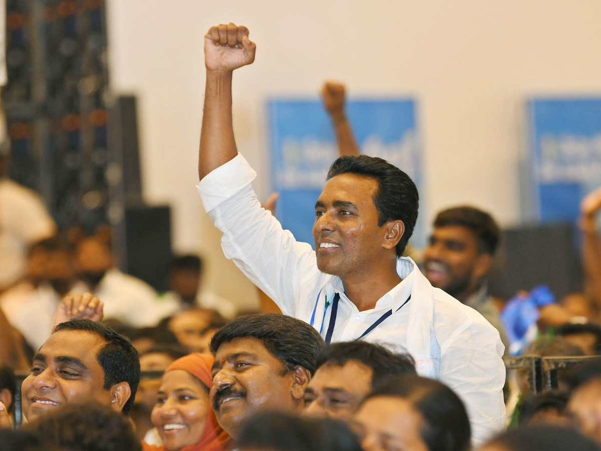 CM_20Jagan_20Holds_20Key_20Meeting_20With_20YSRCP_20Leaders_20in_20Mangalagiri_20Photos_18.jpg 18