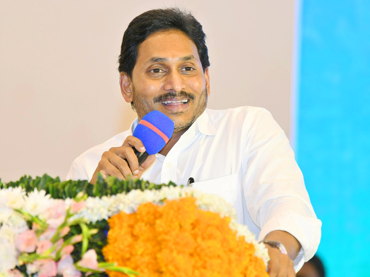 CM_20Jagan_20Holds_20Key_20Meeting_20With_20YSRCP_20Leaders_20in_20Mangalagiri_20Photos_19.jpg 19