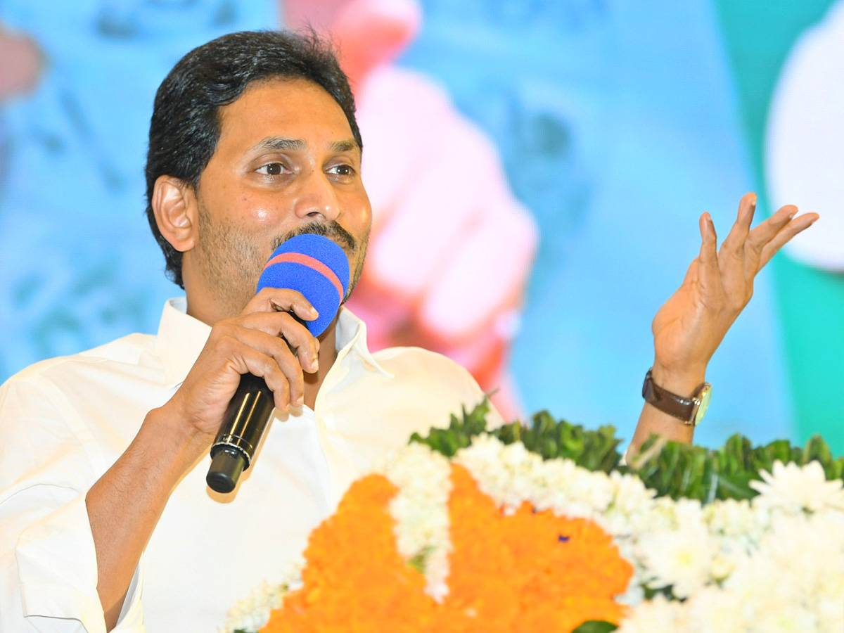 CM_20Jagan_20Holds_20Key_20Meeting_20With_20YSRCP_20Leaders_20in_20Mangalagiri_20Photos_2.jpg 3