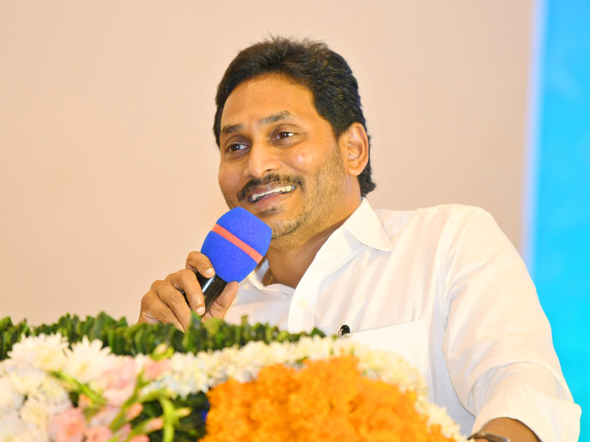 CM_20Jagan_20Holds_20Key_20Meeting_20With_20YSRCP_20Leaders_20in_20Mangalagiri_20Photos_20.jpg 20