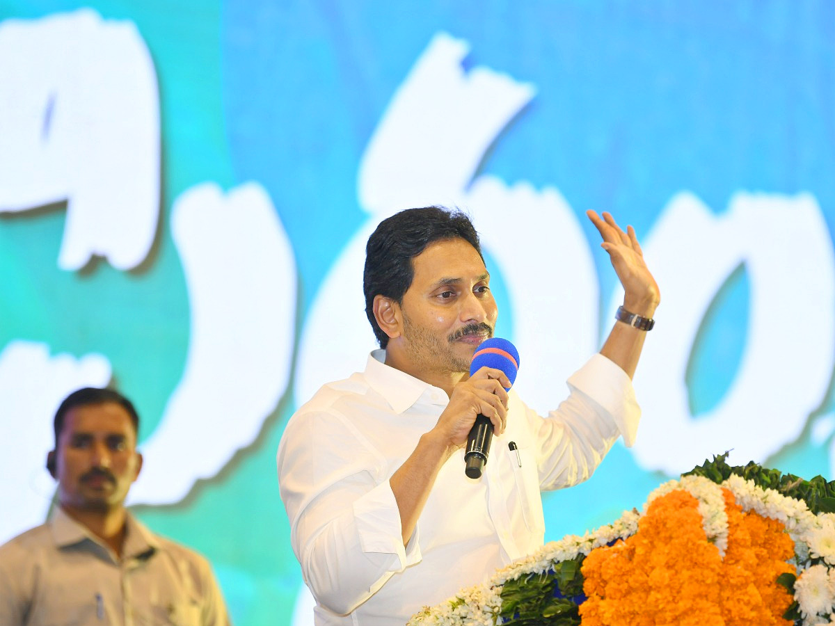 CM_20Jagan_20Holds_20Key_20Meeting_20With_20YSRCP_20Leaders_20in_20Mangalagiri_20Photos_21.jpg 21