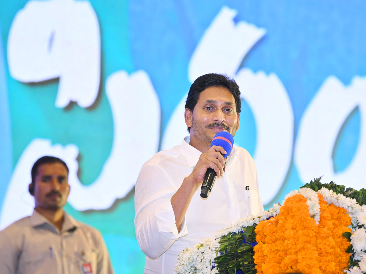 CM_20Jagan_20Holds_20Key_20Meeting_20With_20YSRCP_20Leaders_20in_20Mangalagiri_20Photos_22.jpg 22