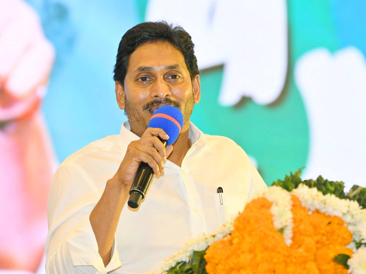 CM_20Jagan_20Holds_20Key_20Meeting_20With_20YSRCP_20Leaders_20in_20Mangalagiri_20Photos_23.jpg 23