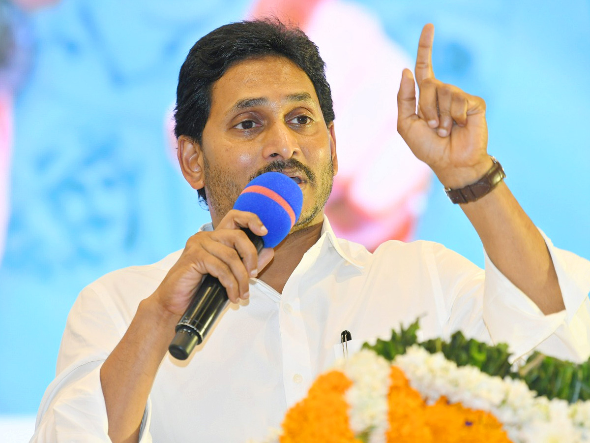 CM_20Jagan_20Holds_20Key_20Meeting_20With_20YSRCP_20Leaders_20in_20Mangalagiri_20Photos_24.jpg 24