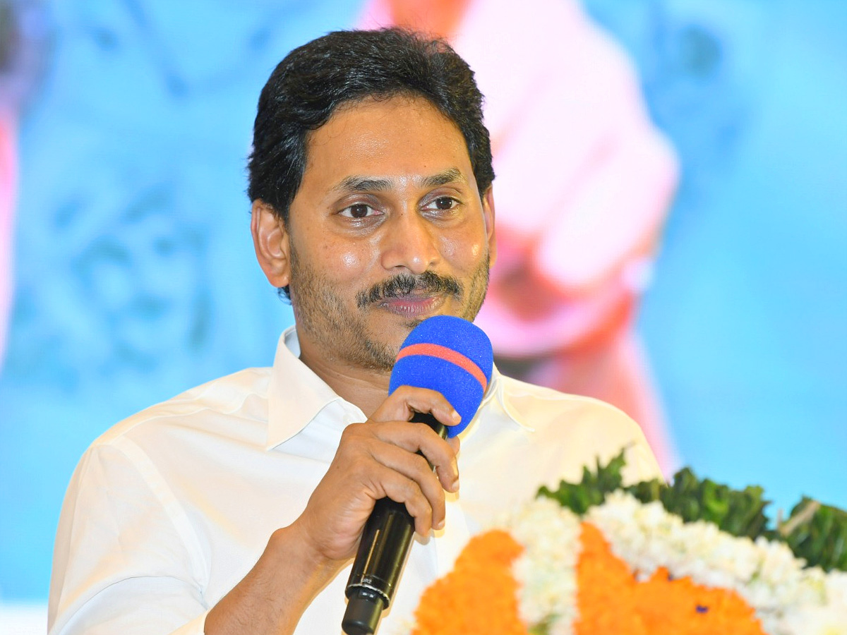CM_20Jagan_20Holds_20Key_20Meeting_20With_20YSRCP_20Leaders_20in_20Mangalagiri_20Photos_25.jpg 25
