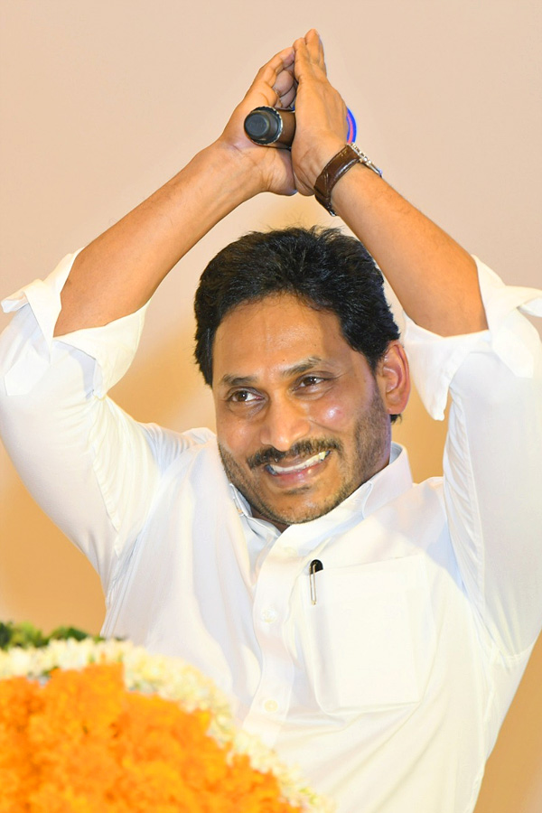 CM_20Jagan_20Holds_20Key_20Meeting_20With_20YSRCP_20Leaders_20in_20Mangalagiri_20Photos_26.jpg 26