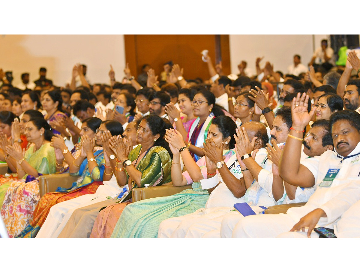 CM_20Jagan_20Holds_20Key_20Meeting_20With_20YSRCP_20Leaders_20in_20Mangalagiri_20Photos_27.jpg 27