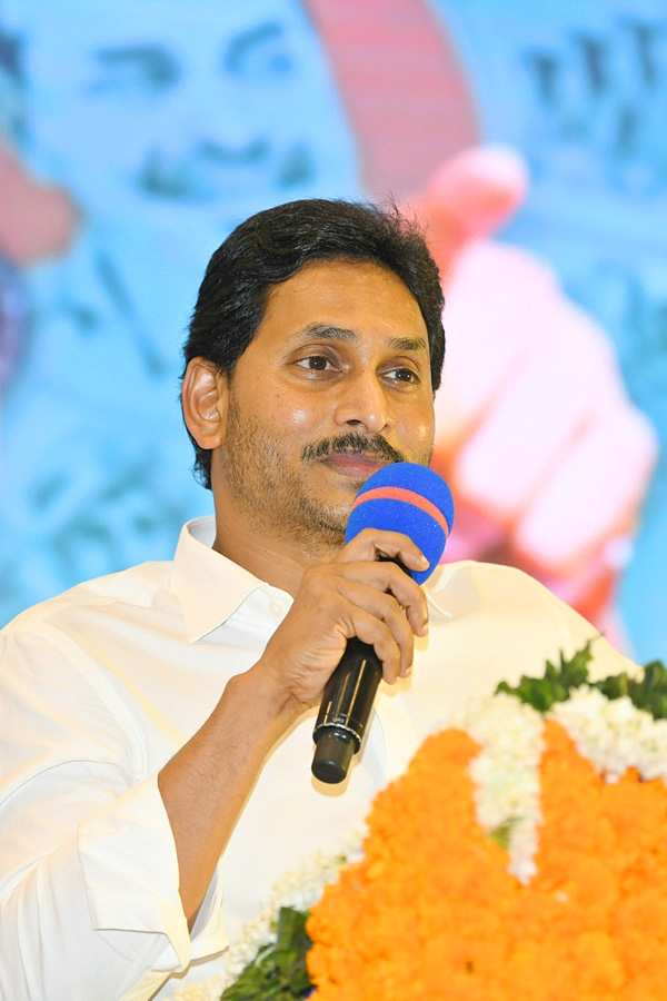 CM_20Jagan_20Holds_20Key_20Meeting_20With_20YSRCP_20Leaders_20in_20Mangalagiri_20Photos_3.jpg 4