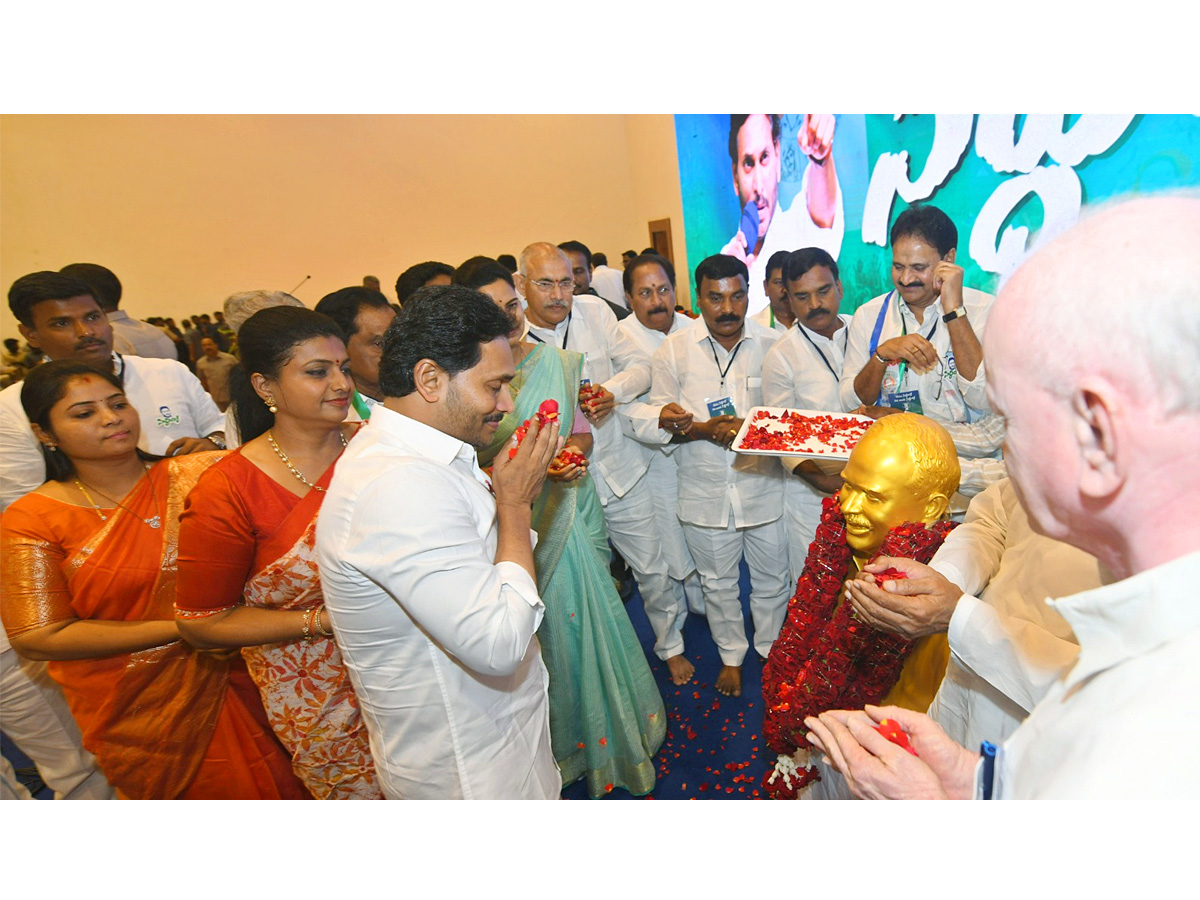 CM_20Jagan_20Holds_20Key_20Meeting_20With_20YSRCP_20Leaders_20in_20Mangalagiri_20Photos_4.jpg 5