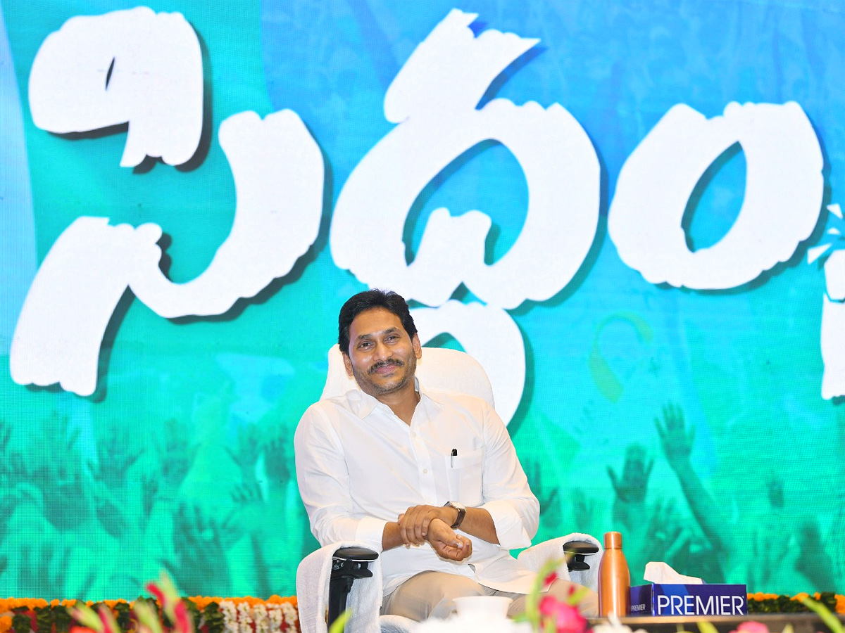 CM_20Jagan_20Holds_20Key_20Meeting_20With_20YSRCP_20Leaders_20in_20Mangalagiri_20Photos_6.jpg 7