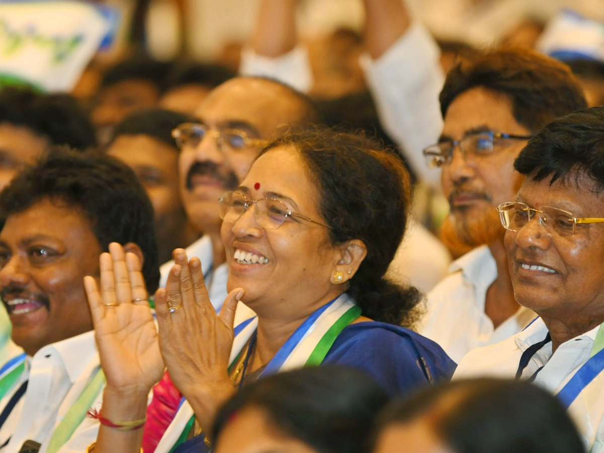 CM_20Jagan_20Holds_20Key_20Meeting_20With_20YSRCP_20Leaders_20in_20Mangalagiri_20Photos_7.jpg 8