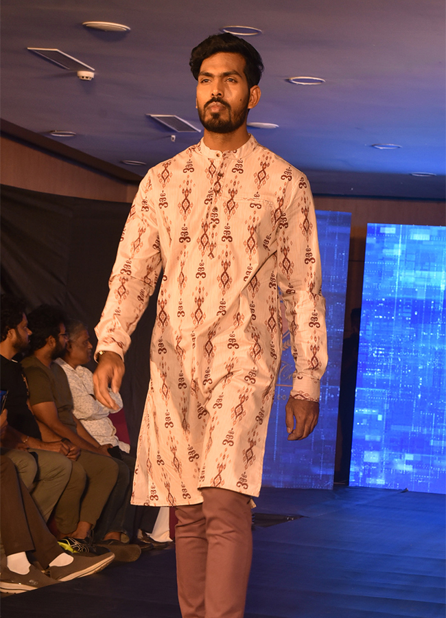 Models_20wowed_20at_20the_20Indo_20Cotton_20Fashion_20Show_20Hyderabad-17.jpg 16