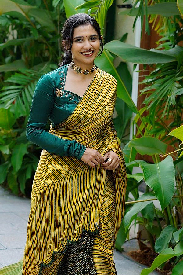 Director_20Bala_20beat_20Mamitha_20Baiju_20during_20shoot_20PHotos_9.jpg 10