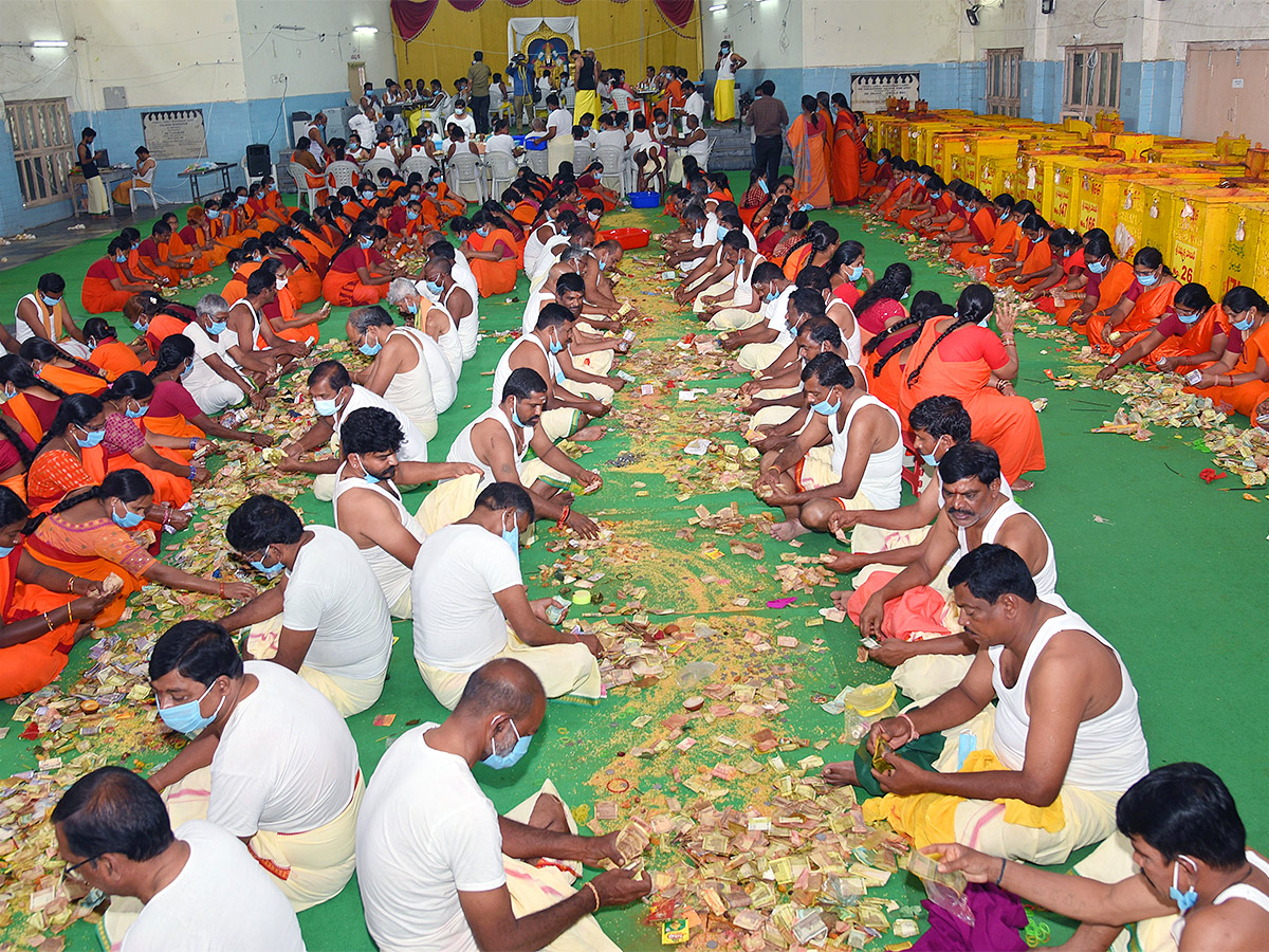Sammakka_20Saralamma_20Medaram_20Jatara_20Hundi_20Counting-12.jpg 12
