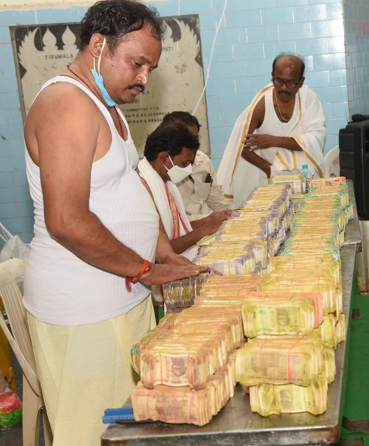 Sammakka_20Saralamma_20Medaram_20Jatara_20Hundi_20Counting-17.jpg 16